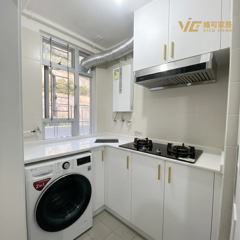 白色廚櫃組合，嵌入洗衣機，搭配金色把手，現代簡約風格，廚房與洗衣功能整合設計。