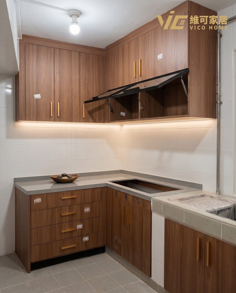 hk-custom-kitchen-service 13 深棕色木紋廚櫃配灰色石英檯面,L 型佈局,金色長條把手,無外露家電。
