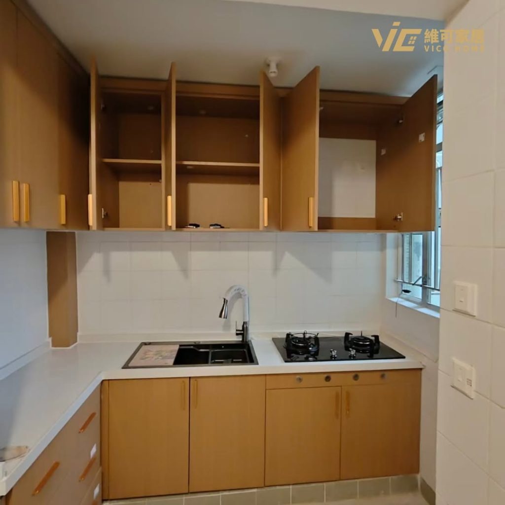 hk-custom-kitchen-service 16 淺木色廚櫃配白色石材檯面,L 型佈局,明把手設計,窗邊採光。