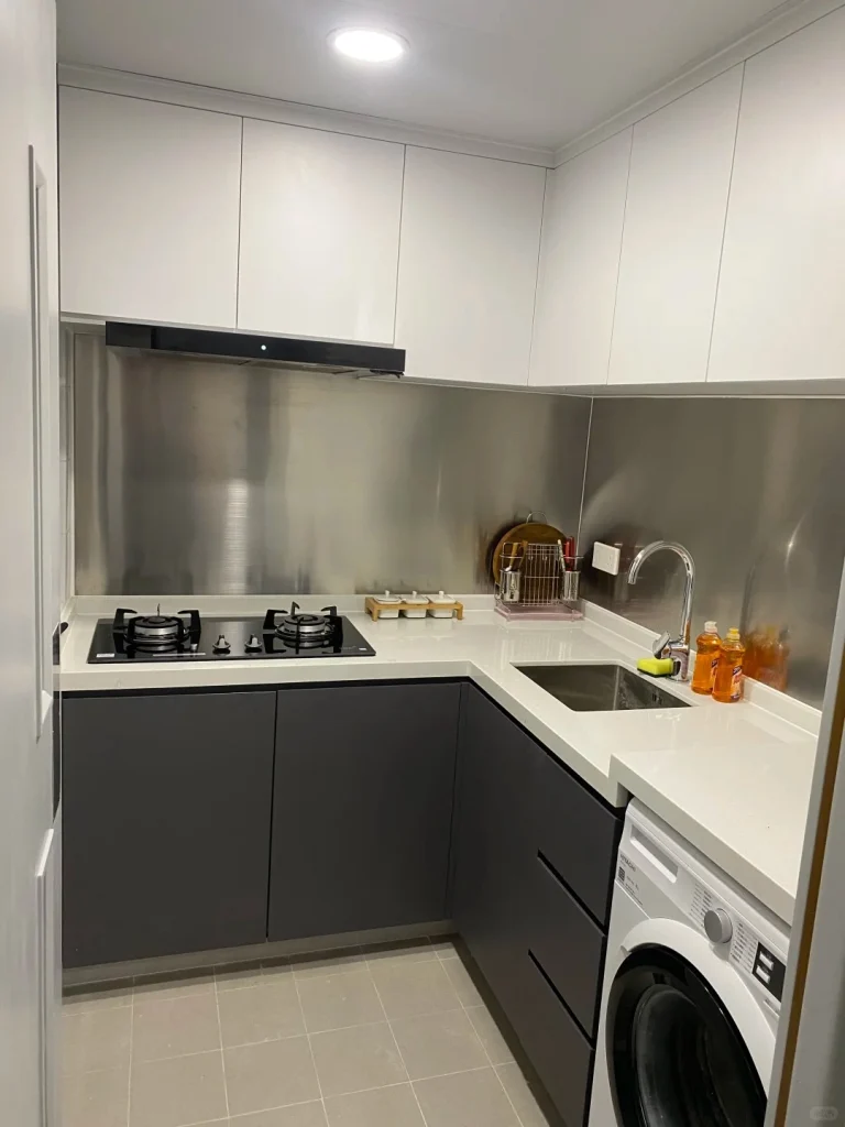 hk-custom-kitchen-service 8 上白下灰無手把廚櫃配白色石英檯面,L 型佈局,洗衣機內嵌。