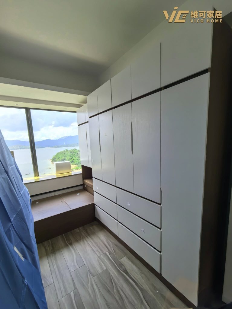 hk-custom-furniture-guide 10 啞光無拉手衣櫃連地台床,落地窗邊踢腳與櫃身收口。