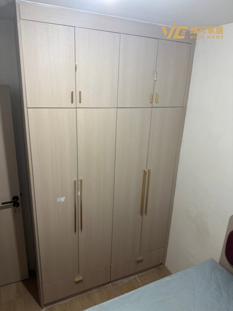hk-custom-furniture-guide 8 到頂衣櫃淺米木紋啞光門板,上層短身小門、下層大門,門縫一致。