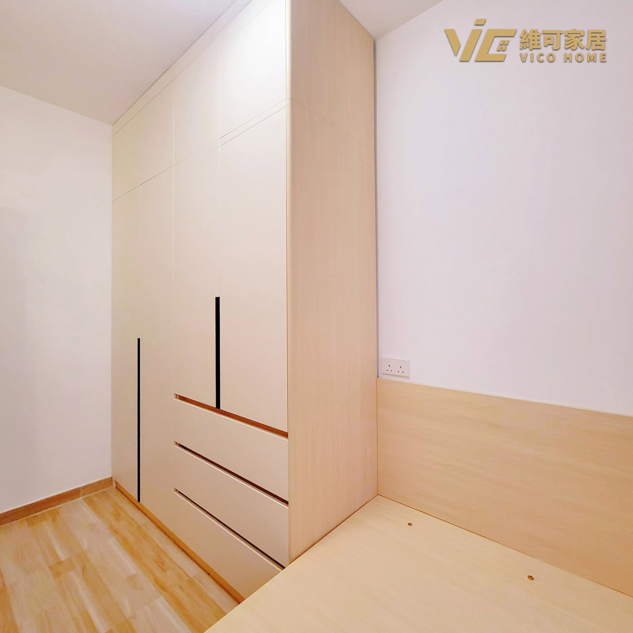 custom-wardrobe-design 7 Minimalist wardrobe with platform bed in HK | Off-white doors with vertical black handles
